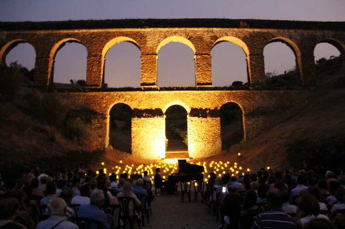 David Gómez nos ofrece un concierto mágico y único con un piano y 200 velas al pie del acueducto romano  de  Almuñécar